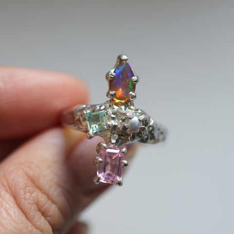 Pale cluster ring