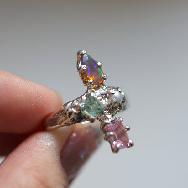 Pale cluster ring