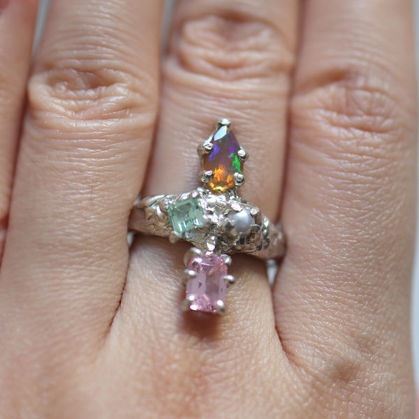 Pale cluster ring